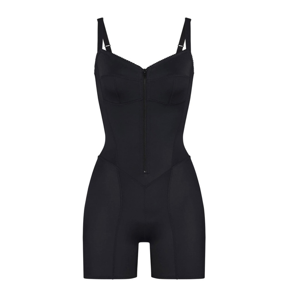 Skims glam short bodysuit in onyx. Size small.